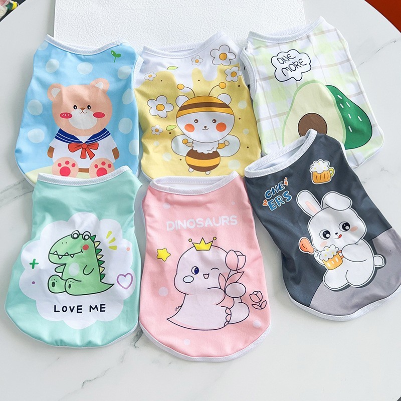 เสื้อผ้าสัตว์เลี้ยงฤดูร้อนสําหรับแมวและสุนัขเสื้อกั๊กการ์ตูนน่ารักบางระบายอากาศเครื่องแต่งกายสัตว์เลี้ยงสากล