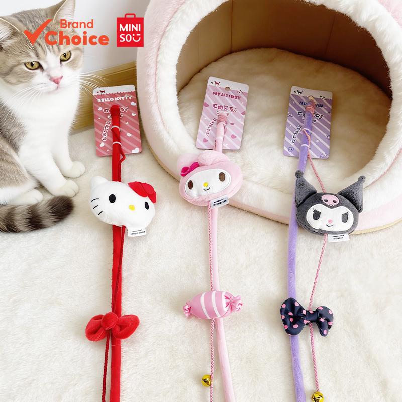MINISO ซีรีส์ซานริโอ - ไม้ล่อแมวแบบตุ๊กตานุ่มน่ารัก互動款式หลากหลาย เฮลโลคิตตี้ / มายเมโลดี้ / คุโรมินิ ขนาด 70ซม. × 12ซม. × 2.5ซม